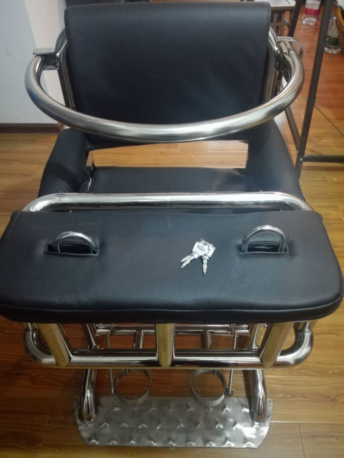 软包桌型不锈钢审讯椅